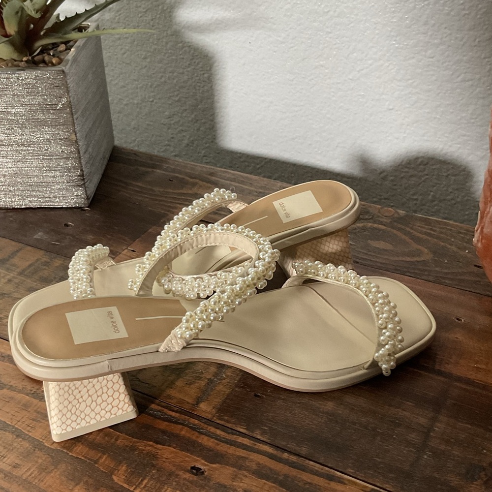 Pearl block kitten heel